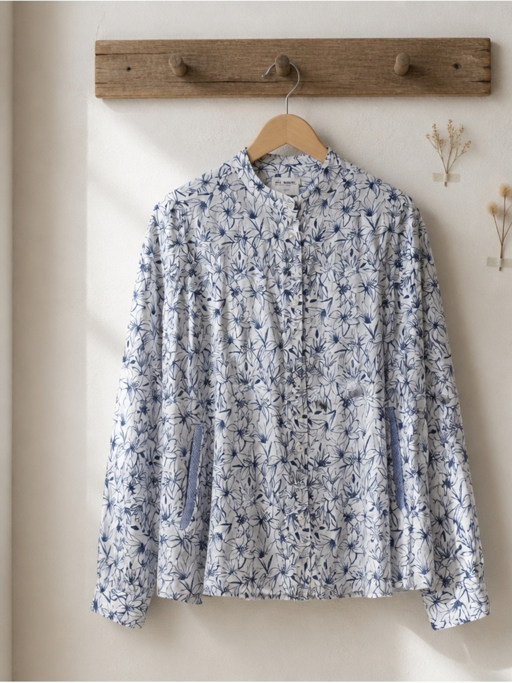 Fil Noir Italy linen 💯 Floral Button-Up Shirt in White and Navy with pockets